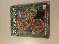 Det vilda k&ouml;ket [mat fr&aring;n naturen &aring;ret runt]