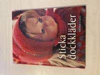 Sticka dockkl&auml;der 