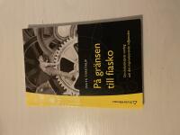 P&aring; gr&auml;nsen till fiasko om ledarskapets vardag och det improviserande inflytandet