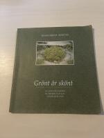 Gr&ouml;nt &auml;r sk&ouml;nt av gr&auml;s och mossa, blommor och l&ouml;v, vidjor och vass