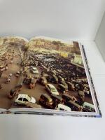 A day in the world : ett dygn i tusen bilder