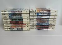 Raija 1-40 (KOMPLETT): 1. Fr&auml;mmande f&aring;gel. 2. Brustna vingar. 3. Huldreplatsen. 4. Fogdens brud. 5. Huset vid havet. 6. Frihetens bojor. 7. Skeppet fr&aring;n &ouml;st. 8. Trollkvinna. 9. Rotl&ouml;s. 10. Tidevarv. 11. Under fr&auml;mmande himmel. 12. Vildrosor. 13. Fadersarvet. 14. I skuggan av Raija. 15. Blodsp&aring;r &ouml;ver vidderna. 16. Farliga flammor. 17. Vingklippt. 18. D&ouml;dens s&auml;ndebud. 19. &Ouml;desnatten. 20. Frostn&auml;tter. 21. I sorgens skuggar [skuggor]. 22. Mannen med masken. 23. Guldf&aring;geln. 24. I fr&auml;mmande fotsp&aring;r. 25. Myteriet. 26. Fredsl&ouml;s. 27. Tsarinnan. 28. Schamanens dotter. 29. V&auml;gen hem. 30. I n&ouml;d och lust. 31. Annan mans kvinna. 32. Sommarlandets skuggor. 33. Dr&ouml;msyner. 34. I v&auml;sterled. 35. Himmelsbarnet. 36. Genom t&aring;rar. 37. Redarens son. 38. Flyttf&aring;geln. 39. Det gula ljuset. 40. F&aring;gelns flykt.