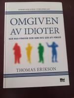 Omgiven av idioter : hur man f&ouml;rst&aring;r dem som inte g&aring;r att f&ouml;rst&aring;