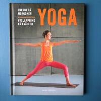Yoga : energi p&aring; morgonen, avslappning p&aring; kv&auml;llen
