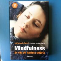 Mindfulness : en v&auml;g att hantera sm&auml;rta