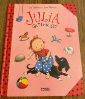 Julia s&auml;tter sig
