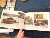 Svenska arm&eacute;n under kalla kriget : fr&aring;n Stridsvagn S till Haubits 77