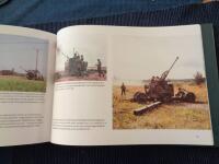 Svenska arm&eacute;n under kalla kriget : fr&aring;n Stridsvagn S till Haubits 77