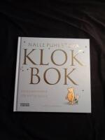 Nalle Puhs stora klokbok : 100 bj&ouml;rntankar f&ouml;r b&auml;ttre h&auml;lsa