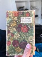 F&ouml;rspel till v&auml;xternas br&ouml;llop : faksimil med svensk transkription och engelsk &ouml;vers&auml;ttning av Pr&aelig;ludia sponsaliorum plantarum 1729 = Prelude to betrothal of plants : facsimile with a Swedish transcription and an English translation of Pr&aelig;ludia sponsalior