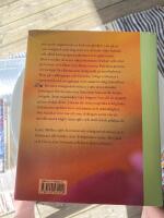 Jord under naglarna och frid i sj&auml;len : en hel&aring;rstr&auml;dg&aring;rdsbok