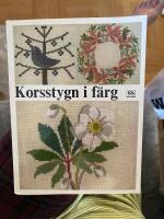 Korsstygn i f&auml;rg : m&ouml;nster till dukar, tavlor, kuddar m.m