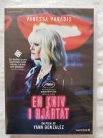 En kniv i hj&auml;rtat (Inplastad)