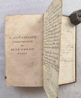 Caii Ivlii Caesaris quae extant omnia Nebst einer deutlichen und leichten Erklärung, worinnen Die wahre Eigenschafft der Lateinischen Sprache und Zierlichkeit auf gut teutsch erläutert, und die Sache selbst, absonderlich die Historie und Antiquitäten, in zulänglichen Noten erörtert werden