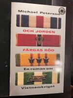 Och jorden f&auml;rgas r&ouml;d : en roman om Vietnamkriget