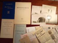 S. A. Andr&eacute;e och polarexpedition. Bok, h&auml;ften, tidningsurklipp och vykord med anknytning till S. A. Andr&eacute;e, hans luftf&auml;rder, och den av honom ledda polarexpeditionen 1897.