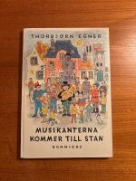 Musikanterna kommer till stan : en sk&auml;mtsam liten musikant-roman med visor och muntra musikanter och illustrerad av f&ouml;rf