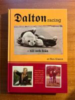 Dalton racing : till och fr&aring;n : [osminkade k&aring;serier om n&aring;gra udda existensers leverne p&aring; sextio- och sjuttiotalen]