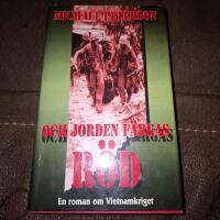 Och jorden f&auml;rgas r&ouml;d : en roman om Vietnamkriget