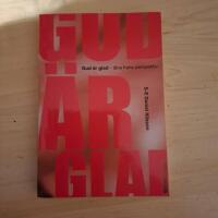 Gud &auml;r glad : l&aring;na hans perspektiv