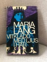 Vitkl&auml;dd med ljus i h&aring;r