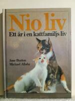 Nio liv : ett &aring;r i en kattfamiljs liv