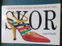 SKOR En kavalkad av pumps, sandaler, tofflor och mycket mera