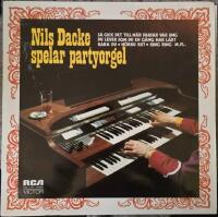 Nils Dacke spelar partyorgel