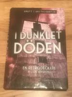 I dunklet d&ouml;den : en retrodeckare