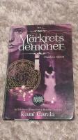 M&ouml;rkrets demoner. Bok 1, Ondskan vaknar