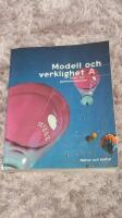 Modell och verklighet : kemi f&ouml;r gymnasieskolan. A, L&auml;robok