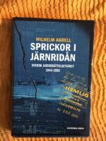 Sprickor i j&auml;rnrid&aring;n : Svensk underr&auml;ttelsetj&auml;nst 1944-1992