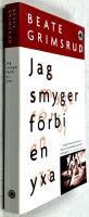 Jag smyger förbi en yxa