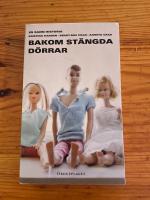 Bakom st&auml;ngda d&ouml;rrar