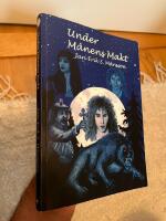 Under M&aring;nens Makt