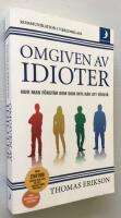 Omgiven av idioter : hur man f&ouml;rst&aring;r dem som inte g&aring;r att f&ouml;rst&aring;