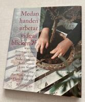 Medan handen arbetar vidgas blicken