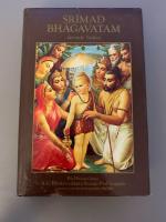 Srimad Bhagavatam : med ursprunglig sanskrittext, omskrivning till latinska bokst&auml;ver, ord&ouml;vers&auml;ttning, vers&ouml;vers&auml;ttning och utf&ouml;rliga f&ouml;rklaringar