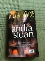 Bes&ouml;k fr&aring;n andra sidan : sanningen om sp&ouml;ken, andar och &aring;terf&ouml;reningen med v&aring;ra &auml;lskade p&aring; andra sidan
