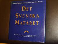 Det svenska mat&aring;ret : [ny&aring;r, p&aring;sk, pingst, midsommar, kr&auml;ftor, advent, jul och andra math&auml;ndelser under &aring;ret]