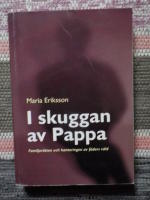 I skuggan av pappa : Familjer&auml;tten och hantering av faders v&aring;ld