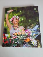 &Auml;lskade prinsessa : en resa i bilder genom Victorias liv