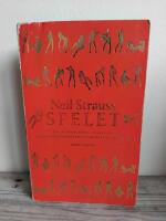 Spelet : en intr&auml;ngande analys av raggningsexperternas hemliga s&auml;llskap (r&ouml;tt omslag)