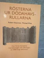R&ouml;sterna ur D&ouml;dahavsrullarna : den f&ouml;rsta kompletta &ouml;vers&auml;ttningen och tolkningen av 2000-&aring;riga dokument