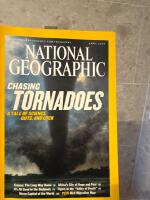 National Geographic april 2004 Chasing tornadoes
