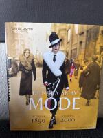 Hundra &aring;r av mode - [100 &aring;r av skiftande mode: kl&auml;der, underkl&auml;der, kosmetika, frisyrer, media och kvinnans st&auml;llning i samh&auml;llet ...]