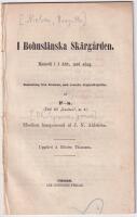 I bohusl&auml;nska sk&auml;rg&aring;rden. Komedi i 1 akt, med s&aring;ng. Bearbetning fr&aring;n danskan, med svenska originalkupletter, af P-n. (F&ouml;rf. till &rdquo;Kusinen&rdquo;, m.fl.) Musiken komponerad af J. N. Ahlstr&ouml;m. Uppf&ouml;rd &aring; Mindre theatern.