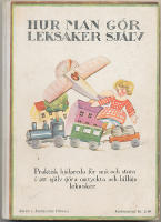Hur man g&ouml;r leksaker sj&auml;lv. Praktisk hj&auml;lpreda f&ouml;r sm&aring; och stora i att sj&auml;lv g&ouml;ra omtyckta och billiga leksaker. Bemyndigad &ouml;vers&auml;ttning och bearbetning av M. Gerbrandt "Alles selber machen!" utf&ouml;rd av Lilly Lindwall. Med 46 illustrationer och 4 l&ouml;sa bilagor med 8 sidor m&ouml;nster att  kalkera efter. 