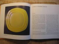 Bruksf&ouml;rem&aring;l av plast : materialen, formgivarna, fabrikerna