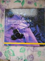 Hj&auml;rna h&auml;nder : 100 &aring;rs textil sl&ouml;jd